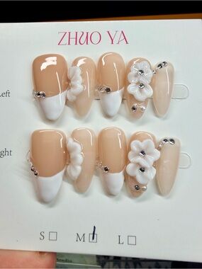 Nude & White Floral Press-On Nail Set Size Medium